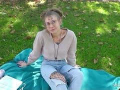 Tätowiertes Girl im deutschen Park zum Casting mit Analsex abgeschleppt