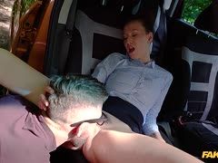 Er fickt die Fahrlehrerin im Auto